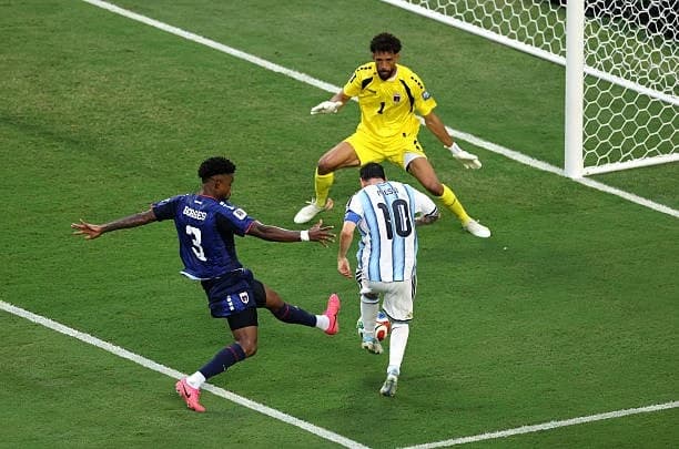 الأرجنتين تنجو من فخ الرأس الأخضر.. ميسي ورفاقه إلى الثمن بشق الأنفس (3-2)